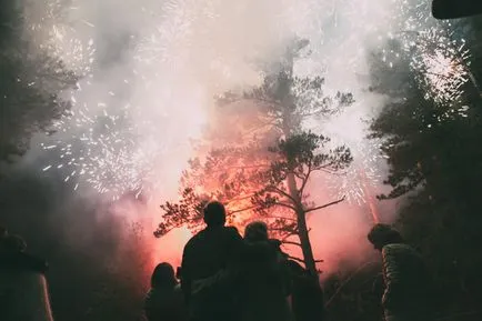 Сватба в Алтайските планини в гората на брега на реката