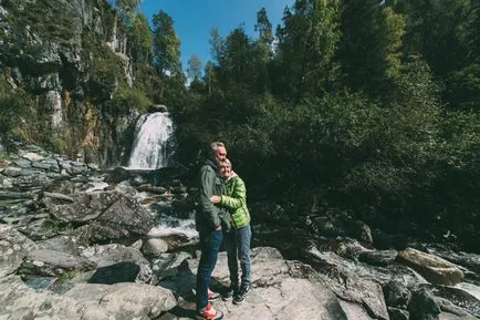 Nuntă în Munții Altai în pădurea de pe malul râului