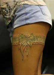 Tattoo harisnyakötő lábán