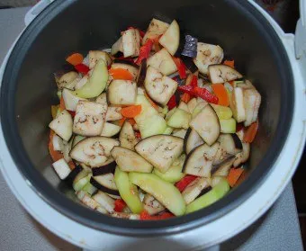 Tocana și coapte multivarka vinete cu carne, roșii și alte legume utile și gustoase