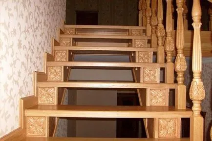 Монтаж на дървени Балясини на стълбите с ръце