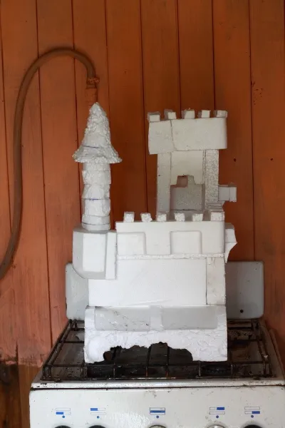 sculpturi medievale gradina castel cu mâinile lor