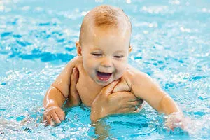 Miért lenne egy gyerek úszni