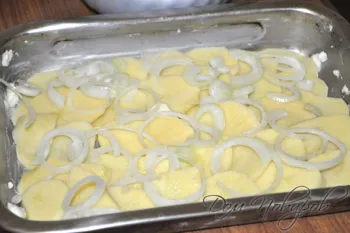 Rakott nyers krumpli hagymával és sajttal kemencében (fotókkal)