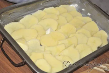 Rakott nyers krumpli hagymával és sajttal kemencében (fotókkal)
