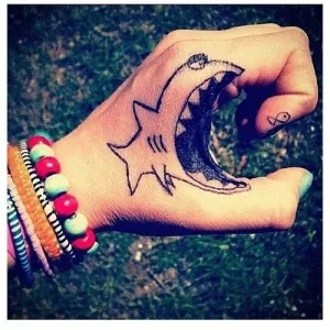 Az érték a cápa tetoválások, képek és vázlatok