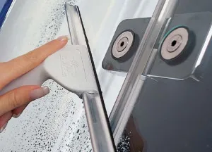 Какво и как да се почисти стъклена душ кабина