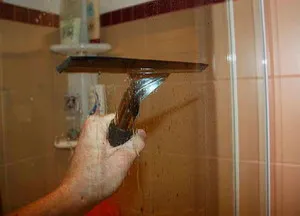Какво и как да се почисти стъклена душ кабина