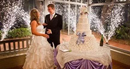 Esküvői torta csillogó szökőkutak