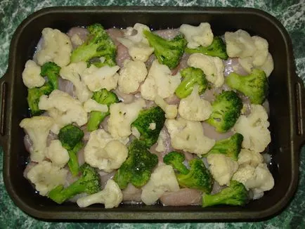 Csirke filé brokkoli és a karfiol, tejszínes sajtmártással