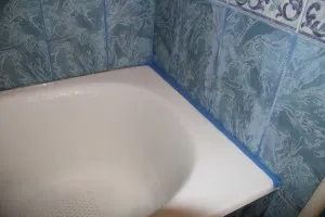 Hogyan kell telepíteni egy műanyag területen a fürdő