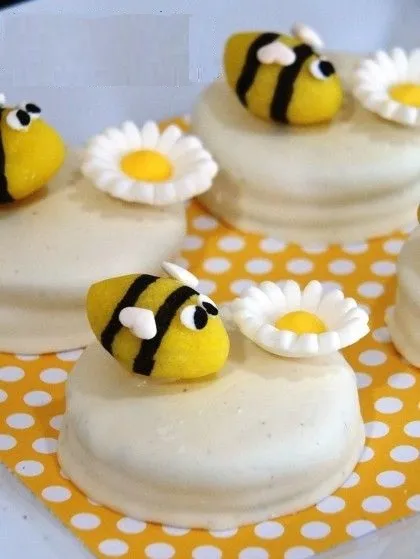 Hogyan díszíteni a méh sütemény kivéve öntött