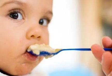Как да накарате детето да яде твърди храни, първите твърди храни на дете