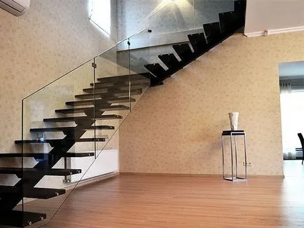 Hossztartók a lépcsőn a második emeleten egy családi ház vagy a kert látható, méret, jellemzői számítás, videó