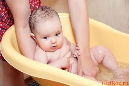 Къпането новородено с бодлив топлина, топлина обрив при деца