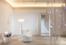 Stukkó mennyezet kép kialakítása és díszítése, poliuretán egy sima fal design, klasszikus