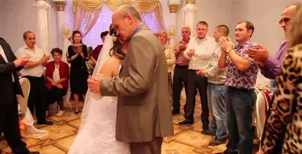 Megható pillanat esküvői tánc apa és lánya