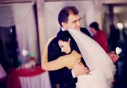 Megható pillanat esküvői tánc apa és lánya