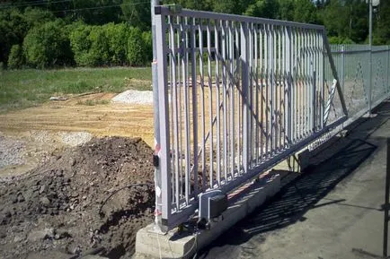 Instalarea de alunecare poarta pe fundație, instalarea de automatizare și conduce cu mâinile în schemele,