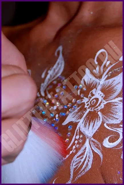 Imaginea de culori semnătura miresei și tatuaj cristal