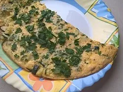 Omletă cu roșii și cârnați (rețetă)