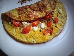 Omletă cu roșii și cârnați (rețetă)