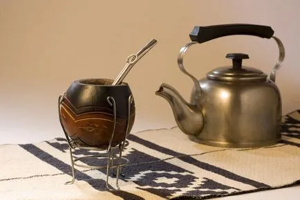 Yerba Mate tea levelek egy tök, amelyből a Paraguayans csinálni hajó kormányos ital