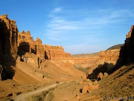 Kirándulás Charyn Canyon és völgyi kastélyok