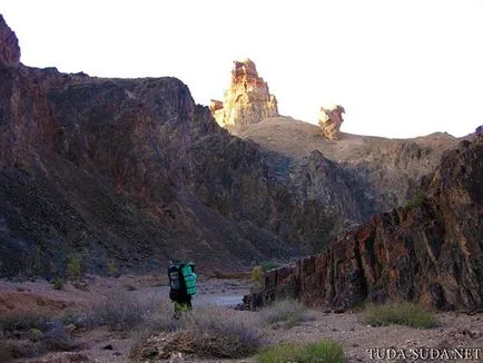 Kirándulás Charyn Canyon és völgyi kastélyok