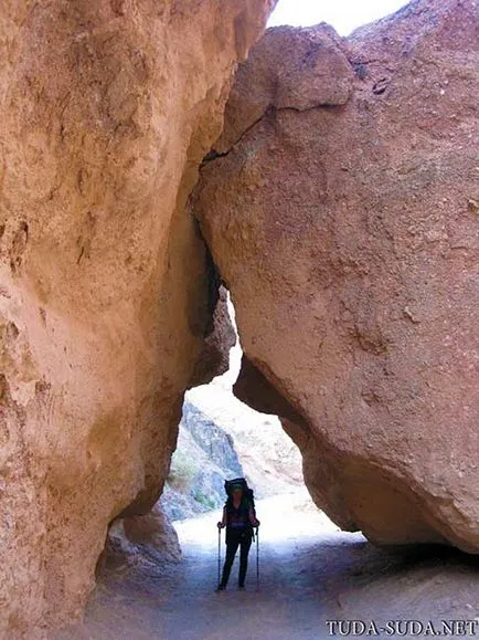 Kirándulás Charyn Canyon és völgyi kastélyok