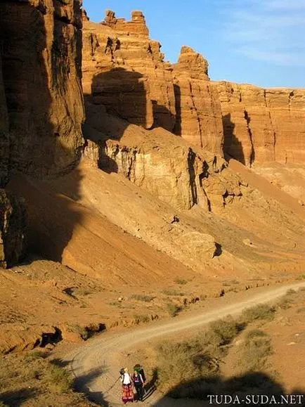 Kirándulás Charyn Canyon és völgyi kastélyok