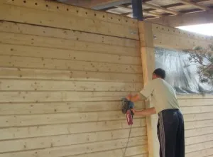 Procesul de sablare pereții casei din lemn