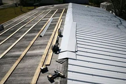 Repararea de acoperiș din oțel galvanizat, portal de construcție