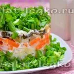 Салата с херинга и кисели краставички - рецептата със снимка