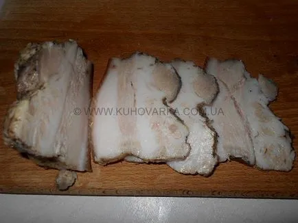 carne grasă cu un strat de usturoi cuptor la cuptor, piper și frunze de dafin (în manșonul) -