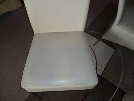 Următorul pe blugi pe un scaun alb (revendicarea