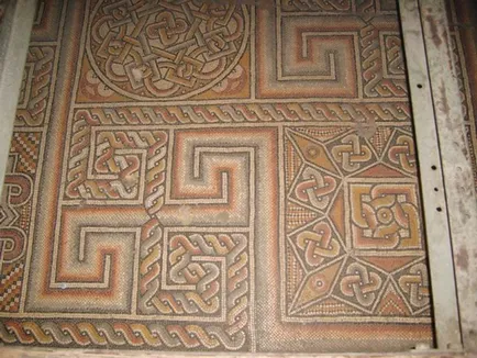 Sense древни християнски символи, изобразени около храм Свети Илия