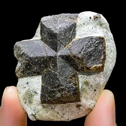 piatră staurolite