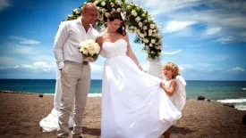 Сватба в Тенерифе на див плаж с черен пясък, меден месец