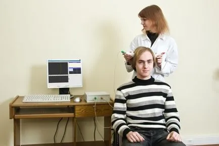 Uzi мозъка на възрастни, който показва echoencephalography, декодиране