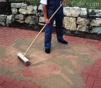 Szóló, útburkoló kövek a kezüket a kertben, és az országban a munka technológia