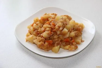 Párolt burgonya tonhalkonzerv recept egy fotó