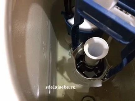 Нивото на водата в тоалетното казанче над плувката, да направи себе си