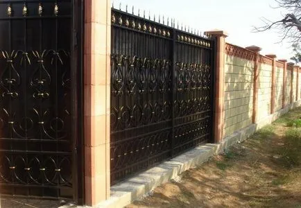 Instalarea unui gard cu mâinile