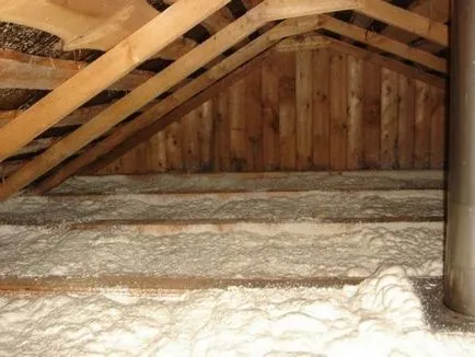 Izolarea termică a plafonului în casă cu un acoperiș rece cu mâinile sale foto și video