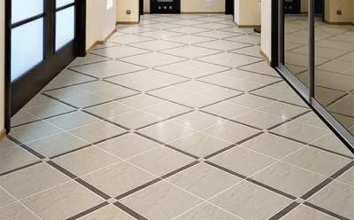 Изборът и положи подови плочки в коридора