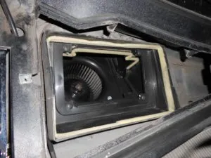 Înlocuirea filtrului de cabină Chevrolet Niva cu ghidul mâinile