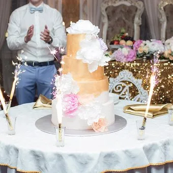 Поръчка сватбена торта с фигурки на любовта е в стила на доставка в Москва
