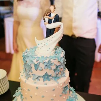 Поръчка сватбена торта с фигурки на любовта е в стила на доставка в Москва