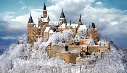 Hohenzollern-kastély Németországban - misty castle a felhők